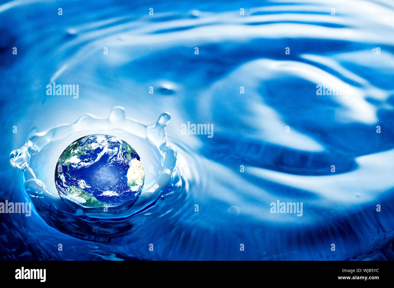 Planet Erde Droping ins Wasser Stockfoto