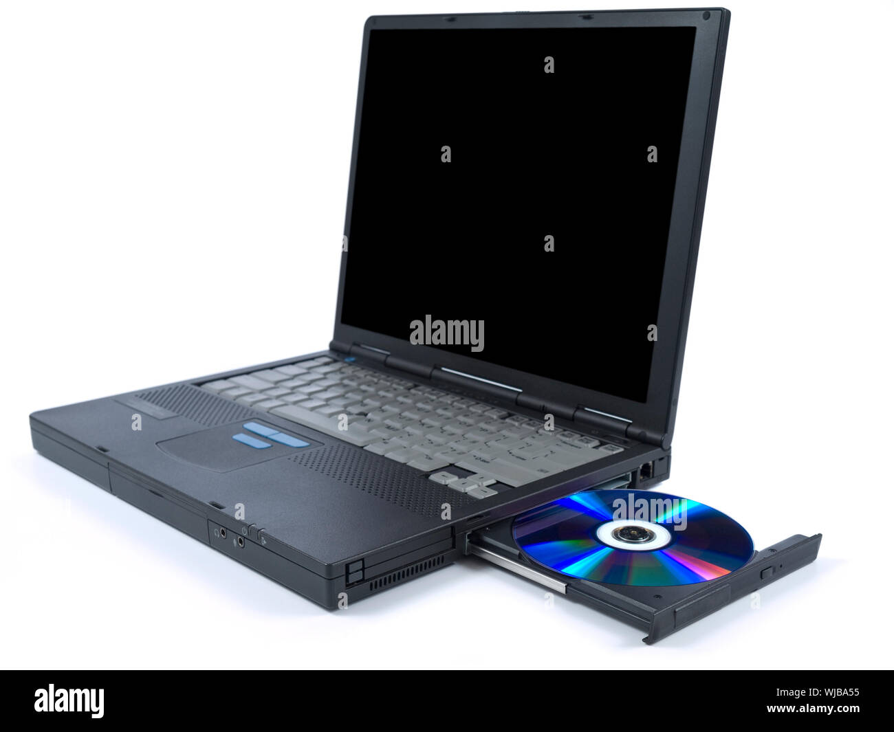 Ein schwarzer Laptop mit dvd im Tray. Isoliert auf weißem Hintergrund. Stockfoto