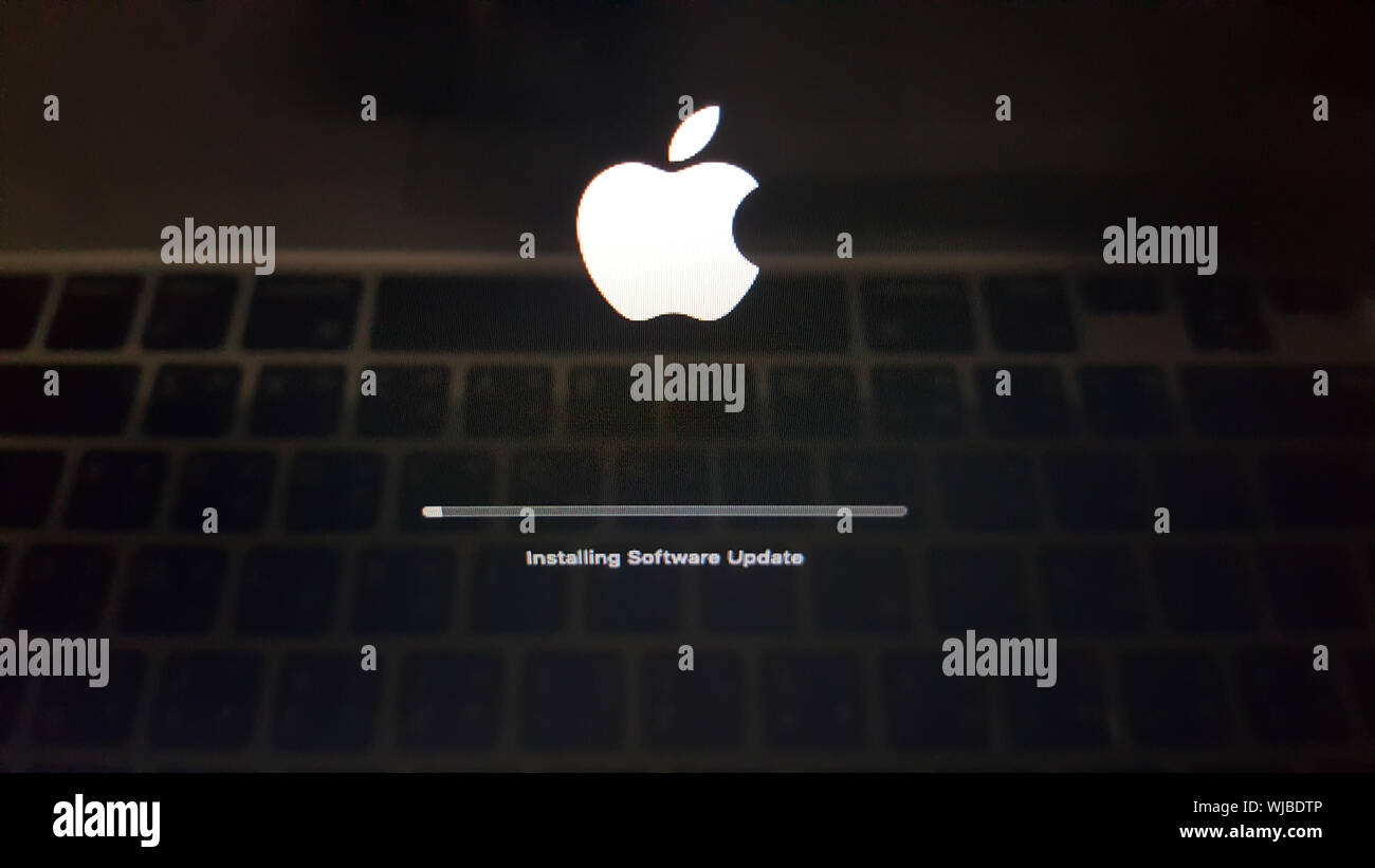 BANGKOK, THAILAND - 28. AUGUST 2019: Apple hat ein neues auf MacOS Betriebssystem aktualisieren. Der schwarze Bildschirm mit dem Apple Logo des Macbook laptop bootet ein Stockfoto