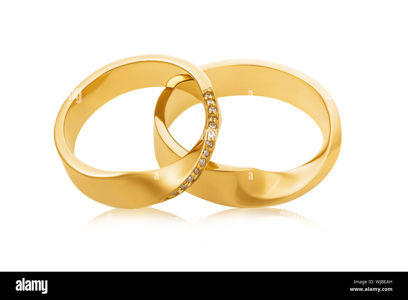 Paar Gelbgold Ringe mit Edelsteinen. Schmuck isoliert auf weißem Hintergrund Stockfoto