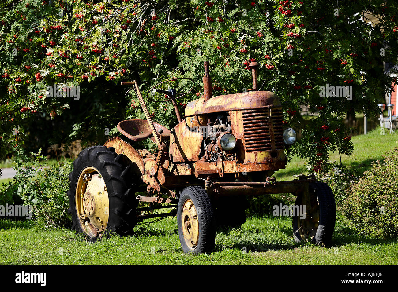 Kullaa, Finnland 28.08.2019 Leineperi Eisenhütte Veru Rusty Massey Harris Pony Traktor im Freien in der eisenhütte Garten Stockfoto