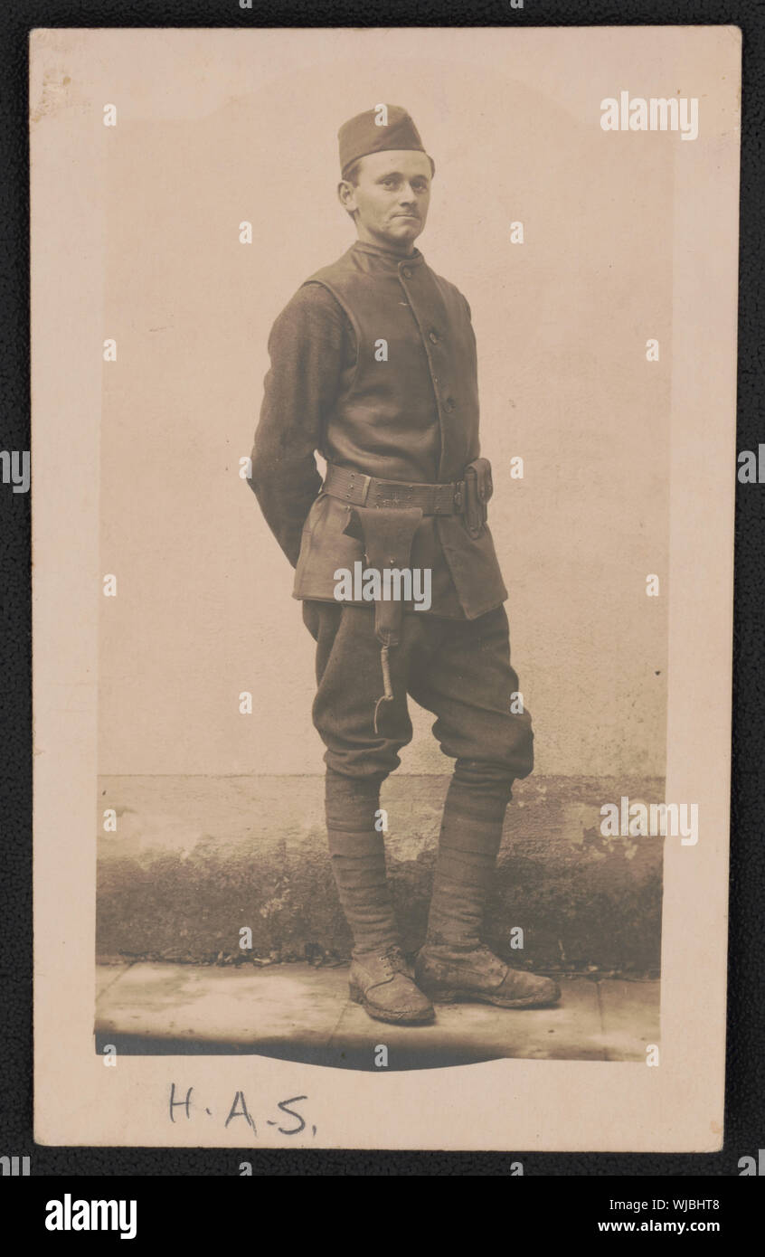 Harold A. Heller von Co.A, 311 Infanterie, 78th Division in Uniform mit Pistole Stockfoto