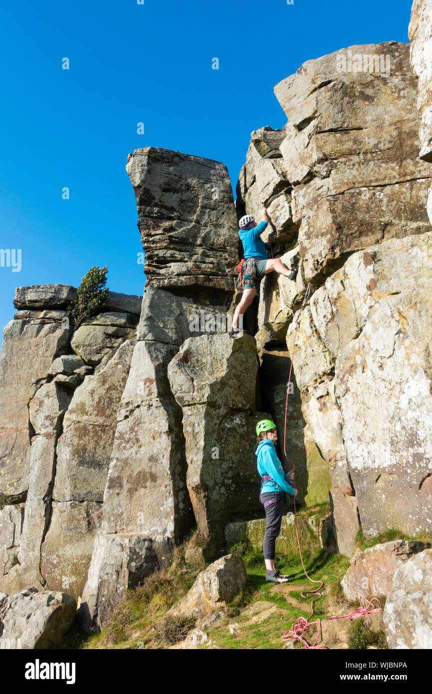 Kletterer auf der Nab in der Nähe von Kildale in die North York Moors National Park. North Yorkshire, England. Großbritannien Stockfoto