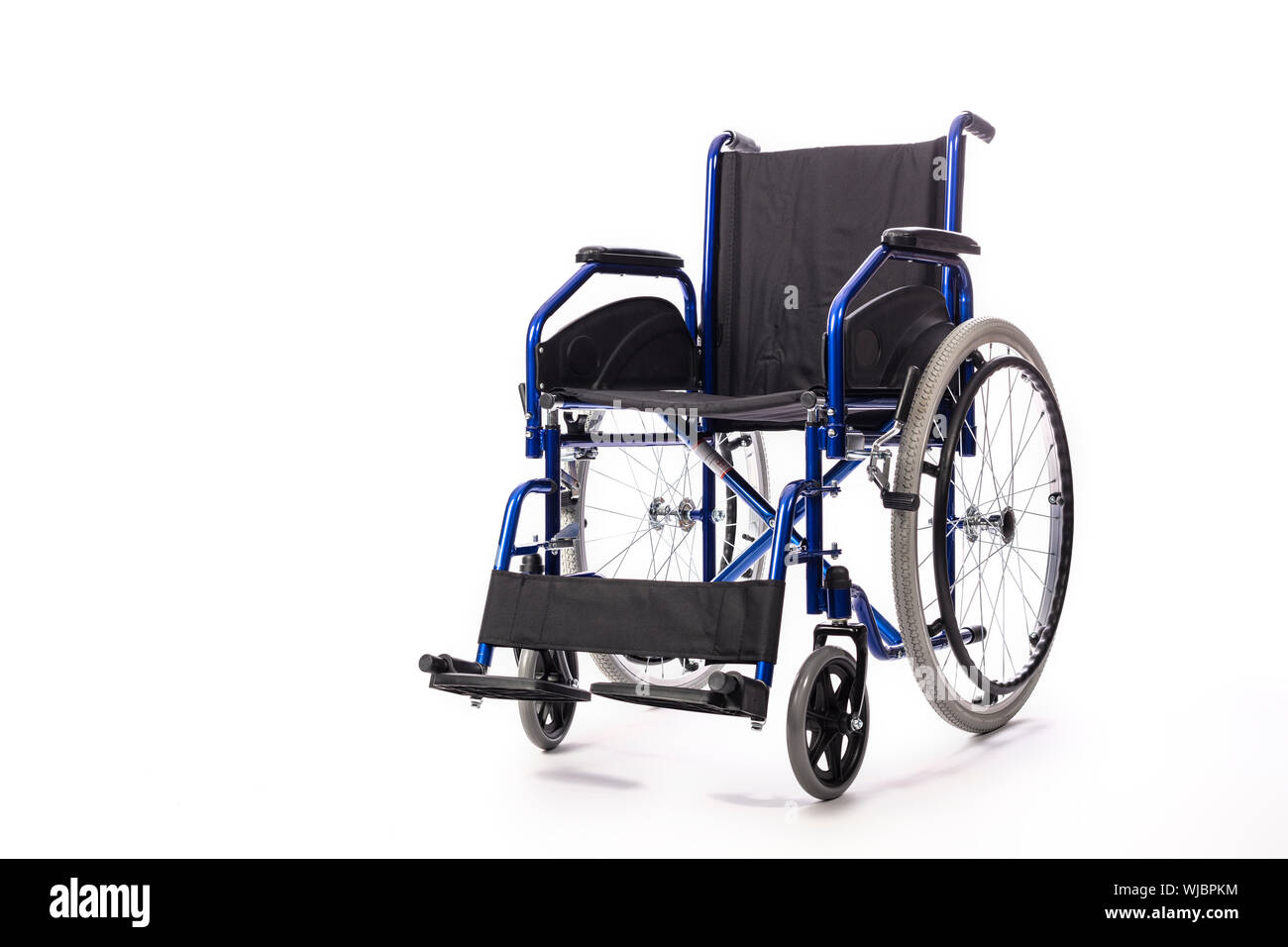 Rollstühle für Behinderte auf einem weißen Hintergrund, nobodyin das Bild. Stockfoto