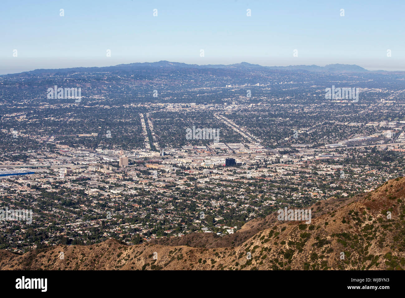 Berggipfel Ansicht von Burbank, Los Angeles, San Fernando Valley und die Santa Monica Mountains in Südkalifornien. Stockfoto