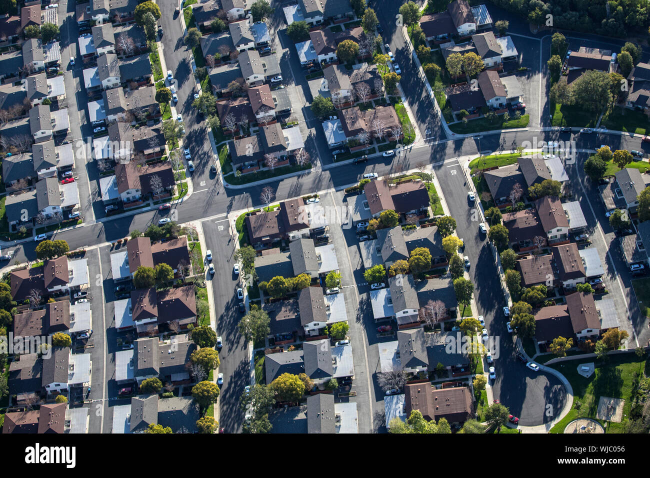 Luftaufnahme von Suburban cul-de-sac Straßen, Wohnungen und Häusern in der Nähe von Los Angeles im Ventura County, Kalifornien. Stockfoto