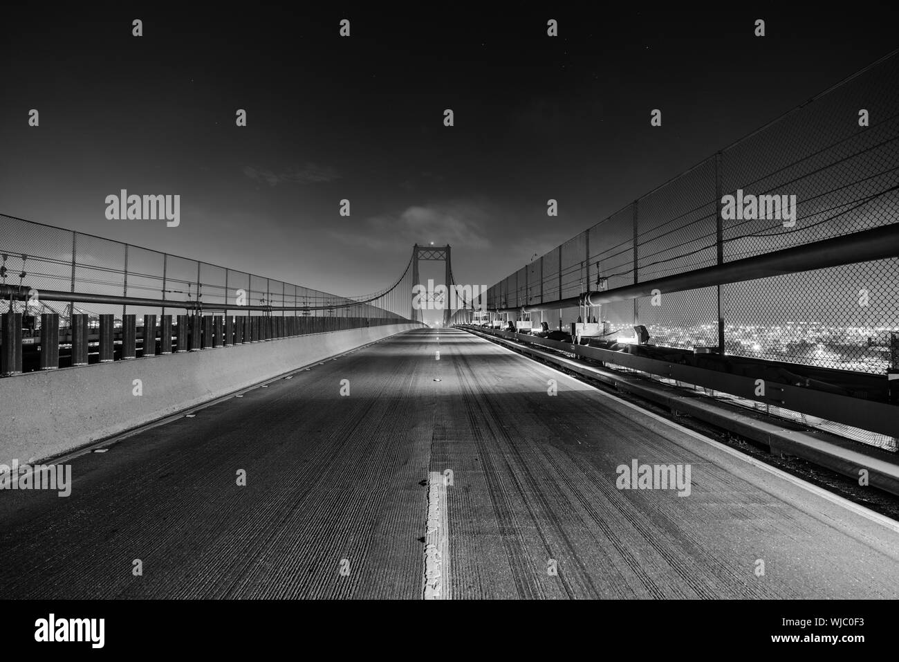 Schwarze und weiße Nacht Blick auf die Vincent Thomas Bridge in Los Angeles, Kalifornien. Stockfoto