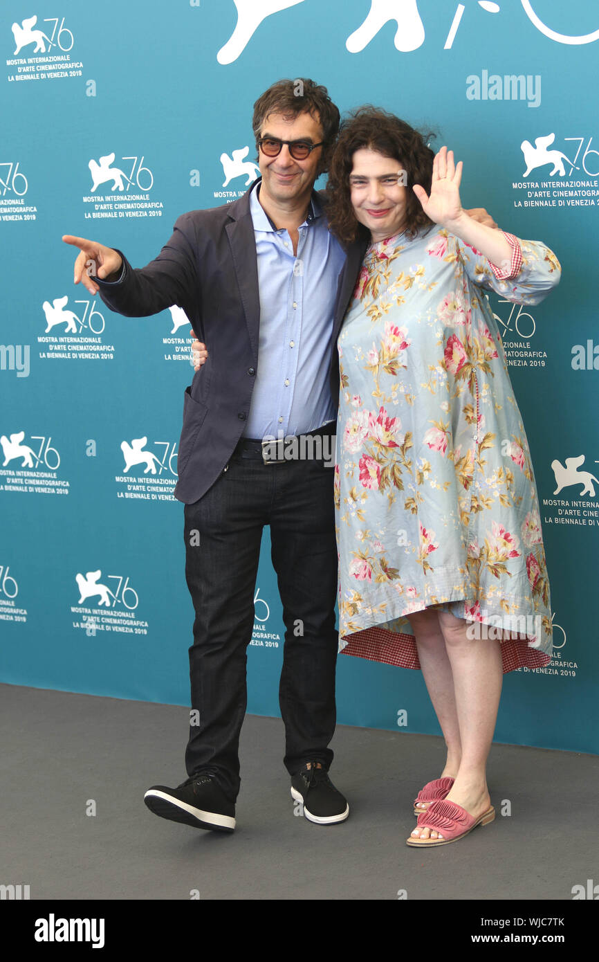 Italien, Lido di Venezia, 3. September 2019: Die armenische Regisseur Atom Egoyan am Fotoshooting von 'Ehrengast'. Im Bild mit libanesischen Actr Stockfoto