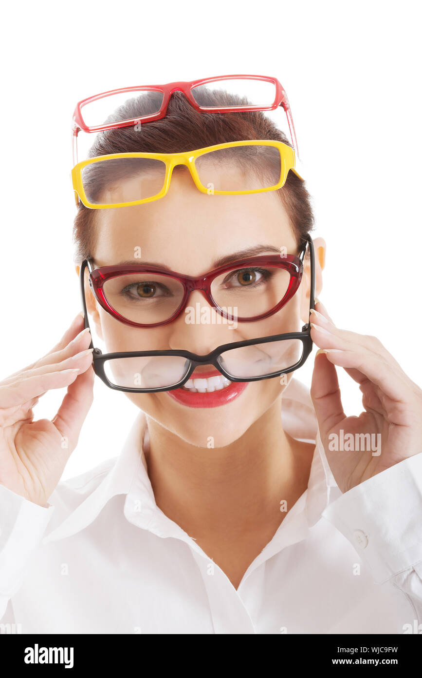 Schöne Frau tragen vier verschiedene Paare von Brillen. Auf weiß isoliert. Stockfoto