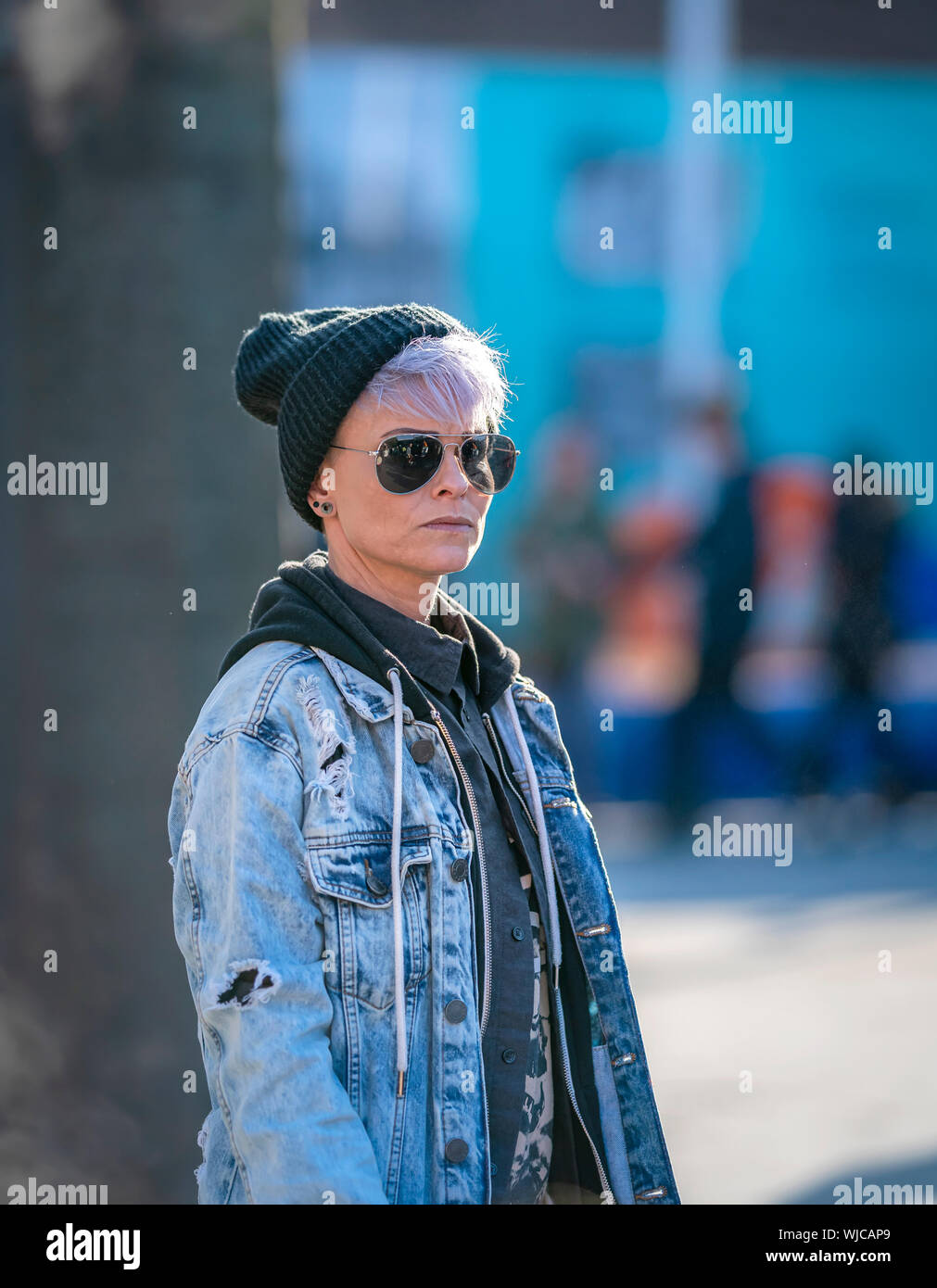 Porträt einer Frau mit Sonnenbrille und Hut, Menningarnott oder kulturellen Tag, Reykjavik, Island. Stockfoto