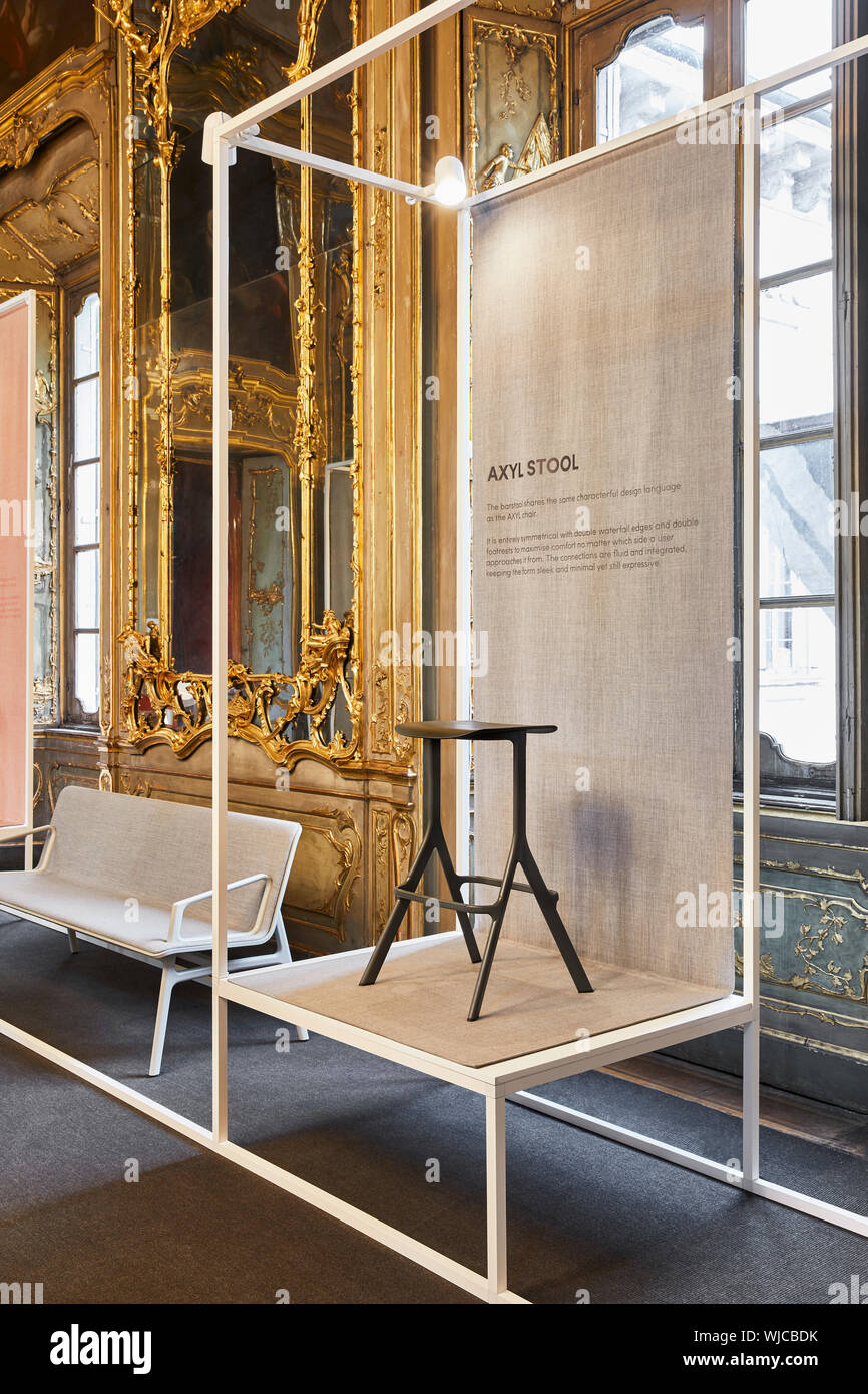 Hocker anzeigen. Layer x Allermuir bei Milan Design Week 2019, Mailand, Italien. Architekt: Benjamin Hubert, 2019. Stockfoto