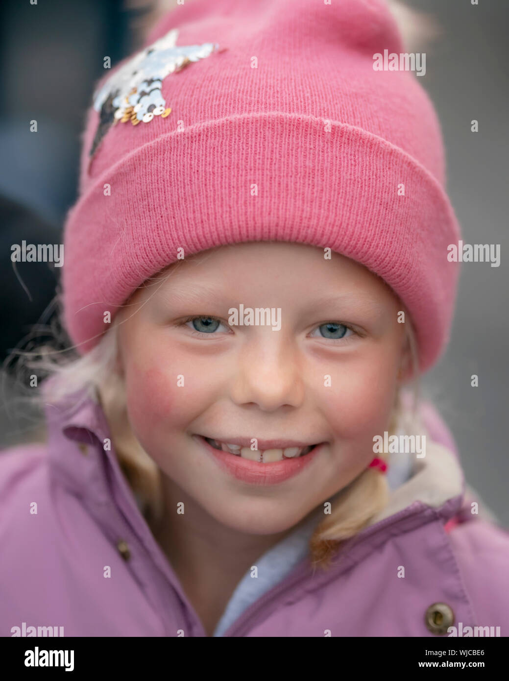 Porträt der jungen Mädchen mit Hut, Menningarnott oder kulturellen Tag, Reykjavik, Island. Stockfoto