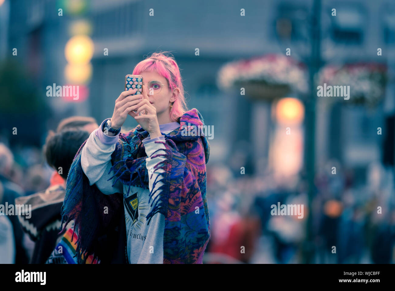 Mädchen nehmen ein Bild mit einem Smart Phone, Menningarnott oder kulturellen Tag, Reykjavik, Island. Stockfoto