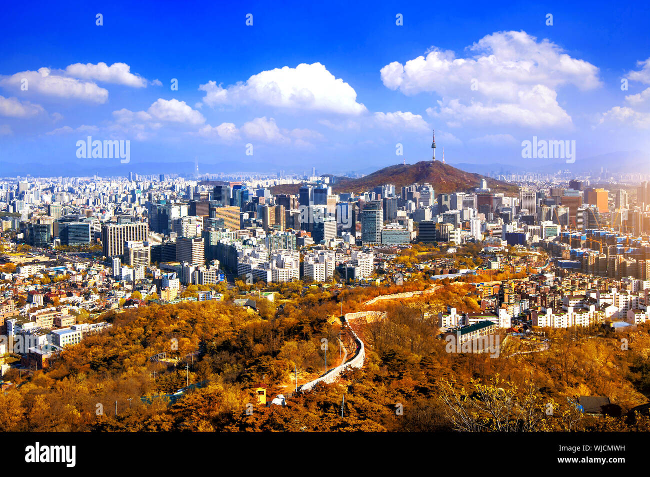 Fernsicht auf N Seoul Tower auf Namsan Berg inmitten Stadtbild gegen Sky Stockfoto