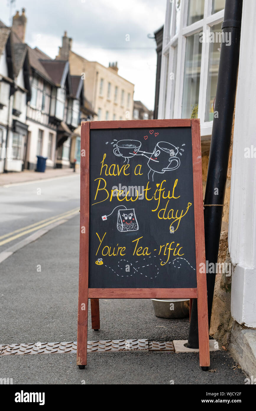 Cafe geweißt Sandwich board im Hailes Straße im alten Anglo-sächsischen Stadt Winchcombe, Cotswolds, Gloucestershire, England Stockfoto