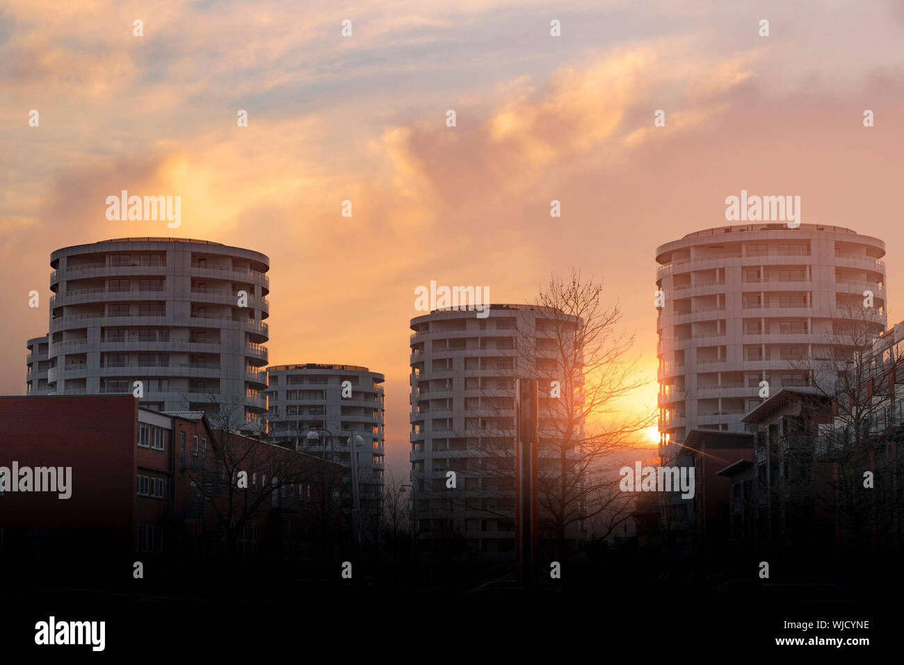 Round Tower Apartments in den Sonnenuntergang, die sich in der Stadt Stockfoto