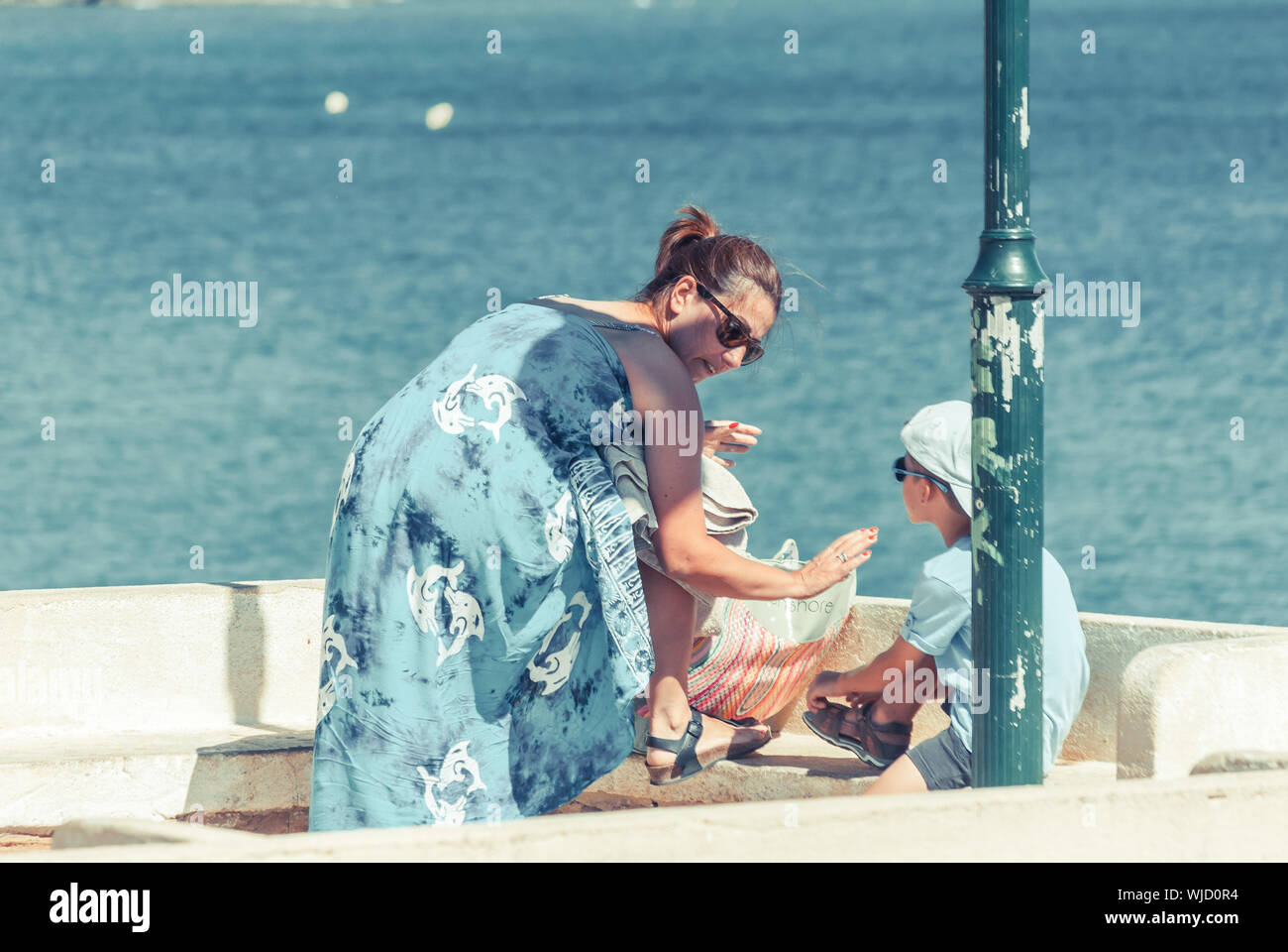 Liebevolle Mutter und Sohn am Aussichtspunkt auf dem Seeweg Stockfoto