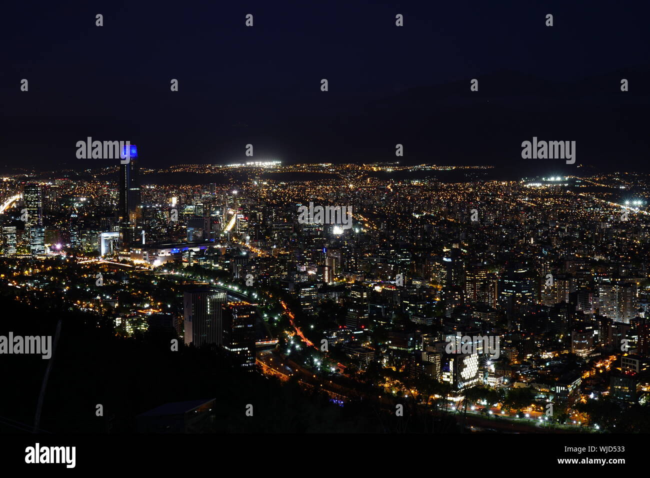 Beleuchtete Stadtbild gegen Himmel in der Nacht Stockfoto