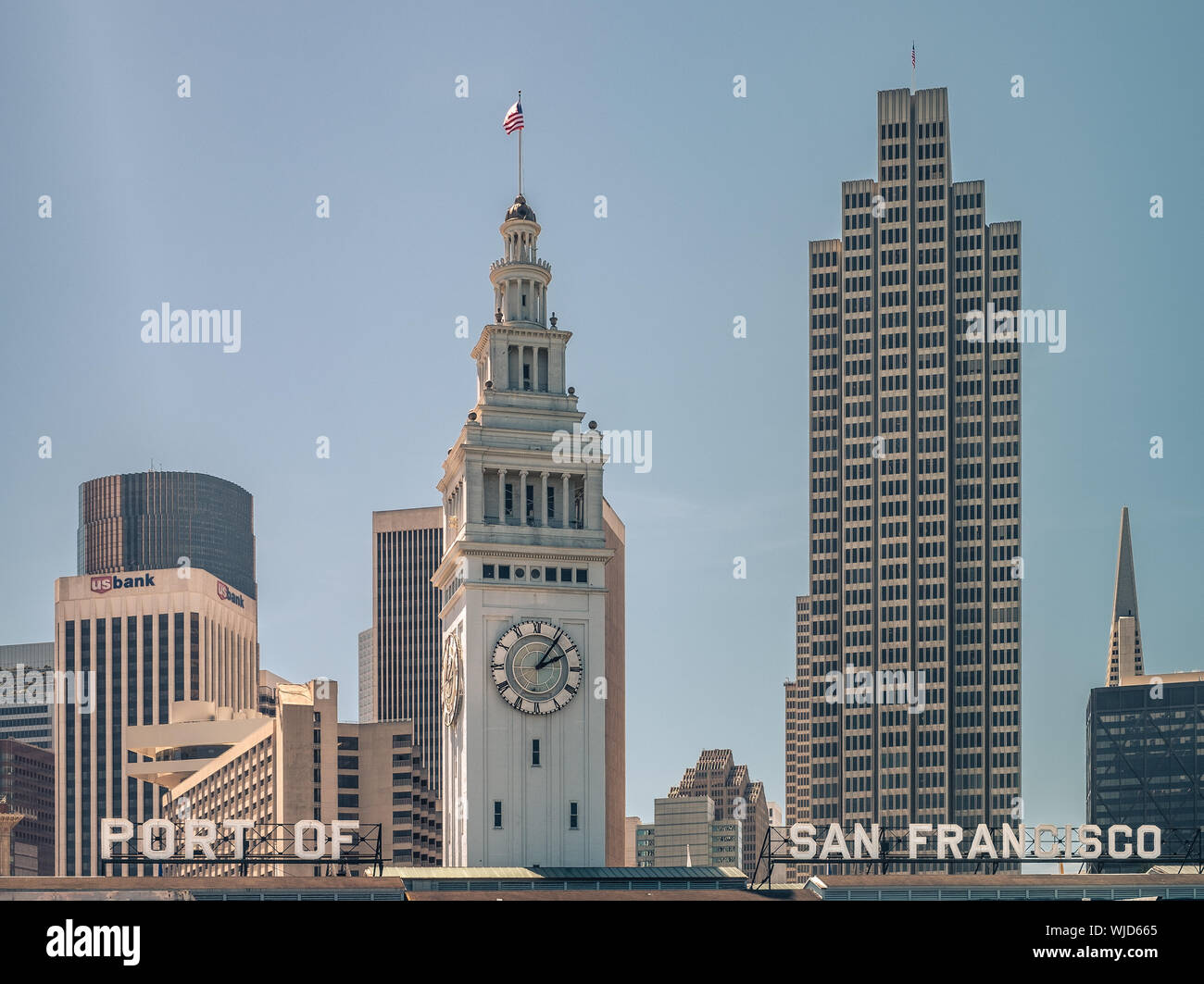 Der Glockenturm der Ferry Building am Hafen von San Francisco, Kalifornien, Vereinigte Staaten von Amerika. Stockfoto