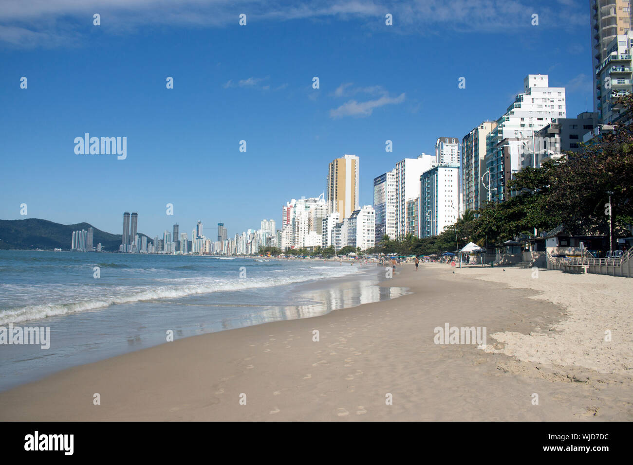 Balneario Camburiú stellt die zweitgrößte Vertikalisierung in Brasilien mit 57% der besetzten Haushalte, vertikal. S. Catarina - Brasilien Stockfoto