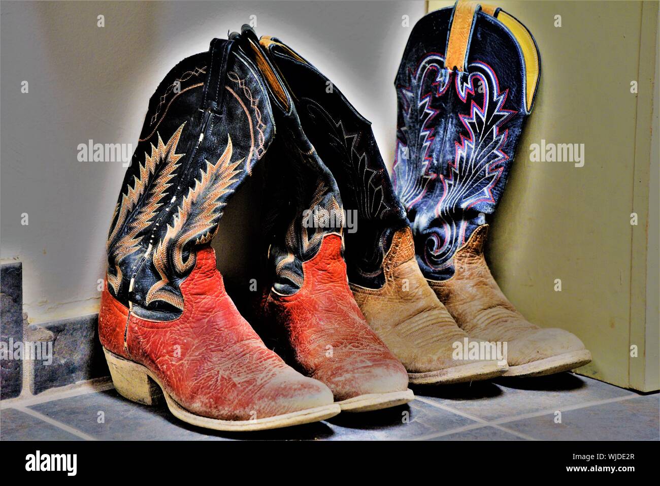 Cowboystiefel und westlichen Verschleiß an ein Pferd Arena. Stockfoto