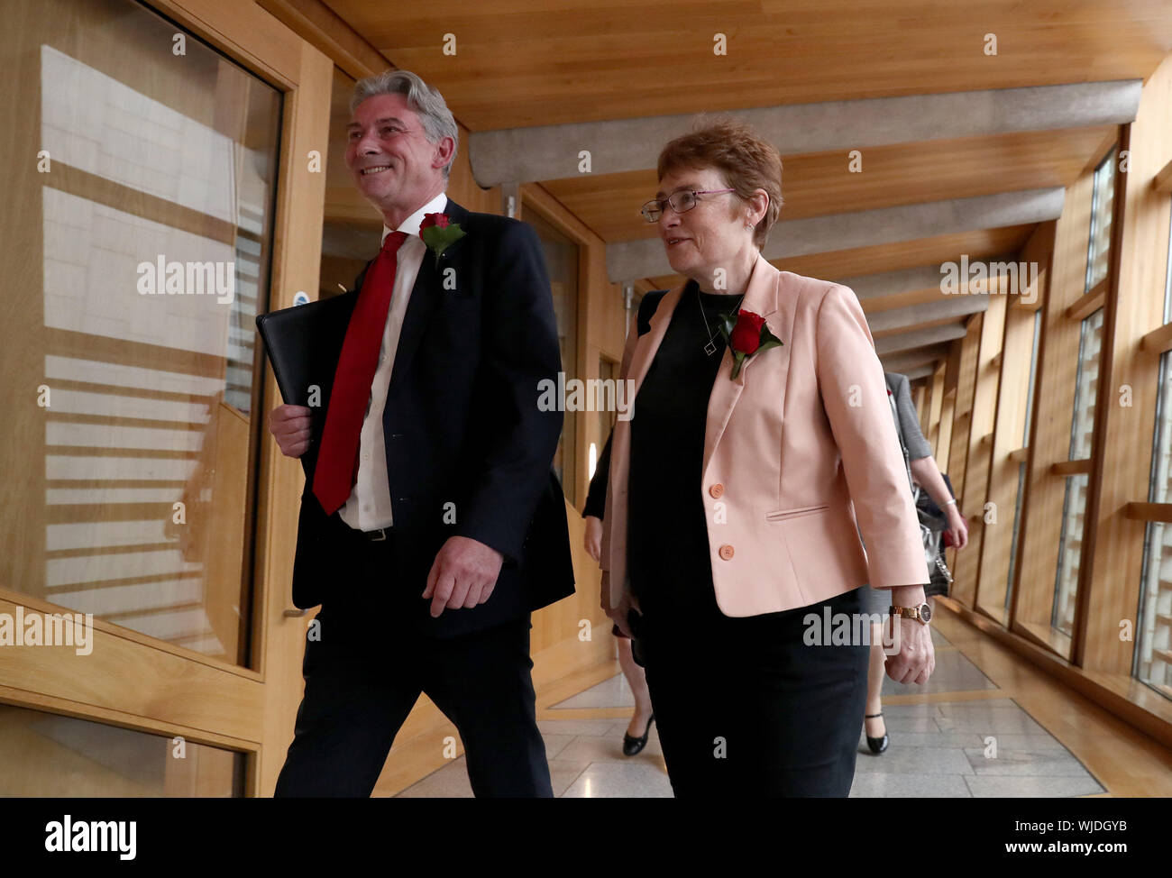 Schottische Labour-vorsitzende Richard Leonard neben neuen MSP Sarah Boyack vor erster Minister Nicola Sturgeon geben eine Aussage zum schottischen Parlament in Edinburgh, der Schottischen Regierung plant für das nächste Jahr. Stockfoto