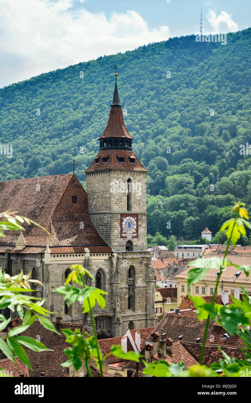 Die Schwarze Kirche und Tampa Mountain. Brasov, Rumänien Stockfoto