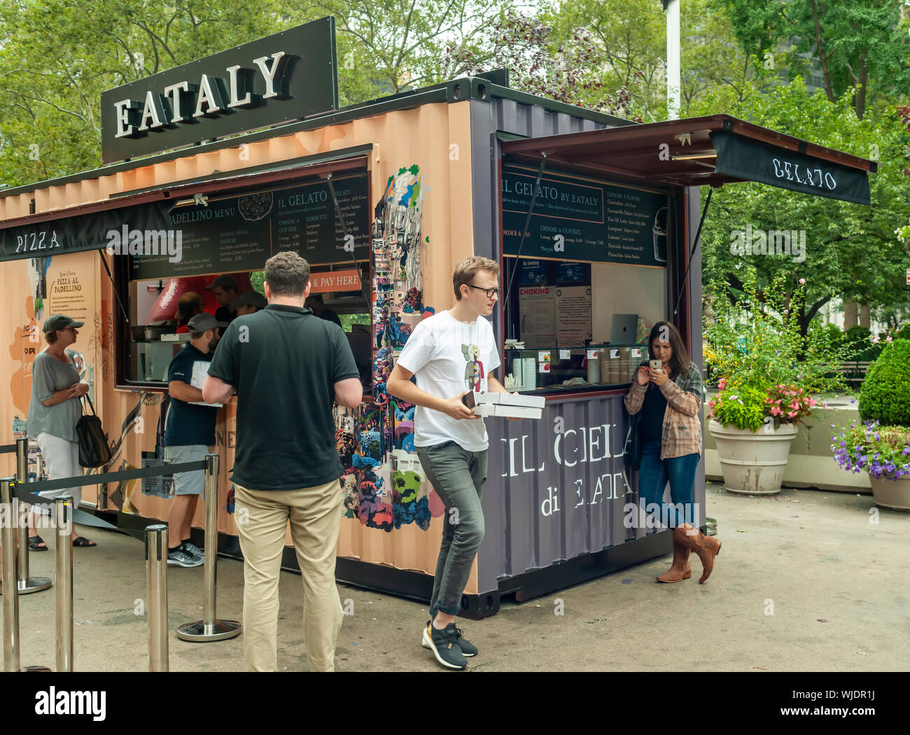 Die neue Eataly Kiosk im Flatiron Plaza, gegenüber vom Eataly italienische Emporium, am Tag der Eröffnung in New York am Freitag, den 23. August 2019. Der neue Kiosk, passend benannt, "Eataly in Flatiron Plaza", serviert Pizza al Padellino und Gelato. Pizza al Padellino ist eine Spezialität der Region Piemont in Italien. (© Richard B. Levine) Stockfoto