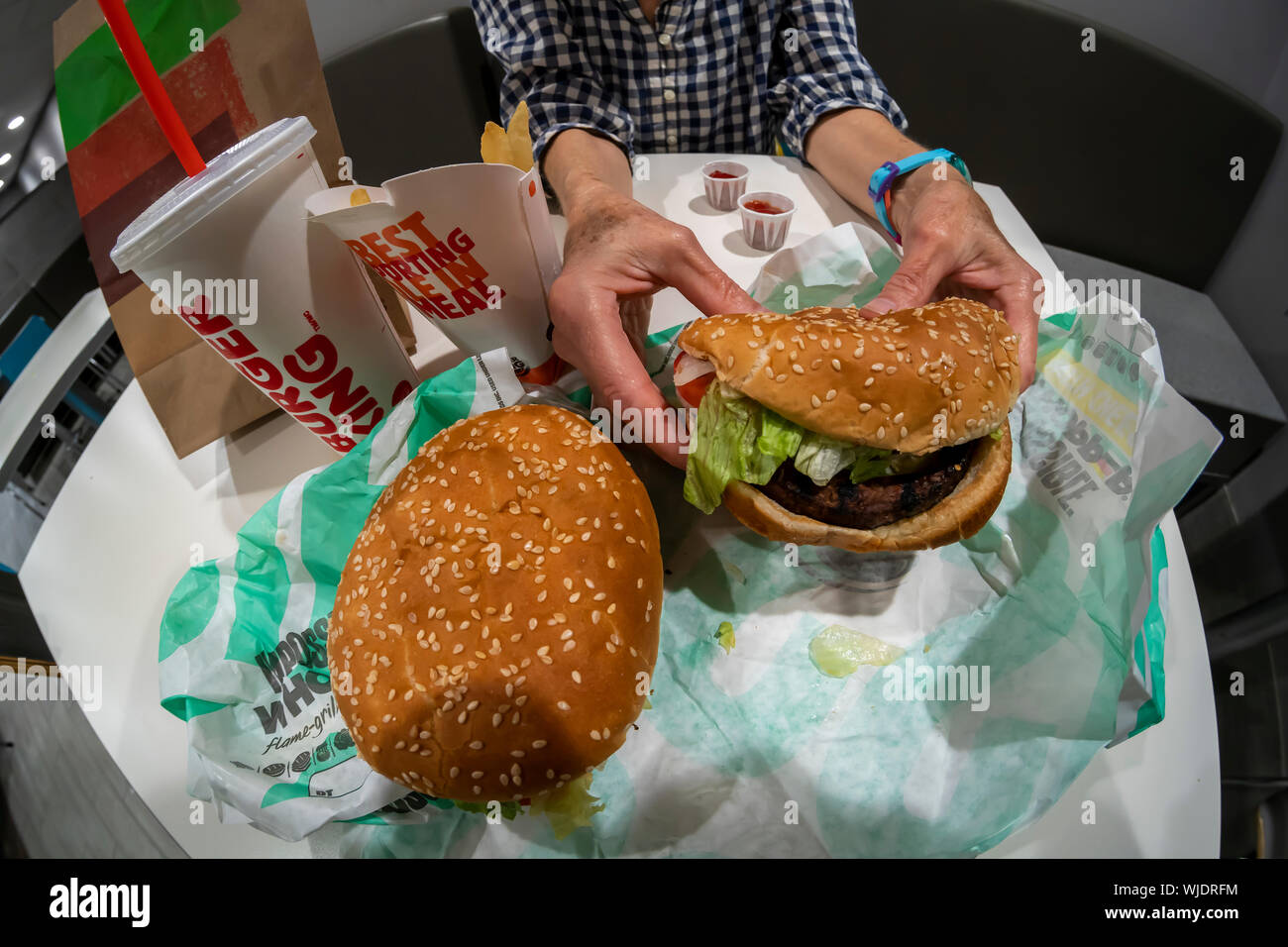 Ein Diner genießt eine Burger King Whopper, unmöglich eine fleischlose Rinderhackfleisch Sandwich, in einem Burger King Restaurant in New York am Dienstag, 27. August 2019. Der neue Menüpunkt verwendet 1/4 Pfund pflanzliche Lebensmittel Lebensmittel durch unmöglich gemacht. (© Richard B. Levine) Stockfoto