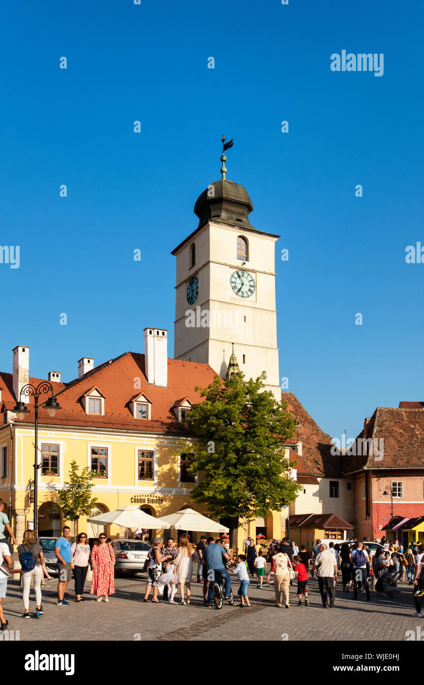 Altes Rathaus Turm (Turm) und Piata Mica in der Abenddämmerung. Sibiu, Siebenbürgen. Rumänien Stockfoto