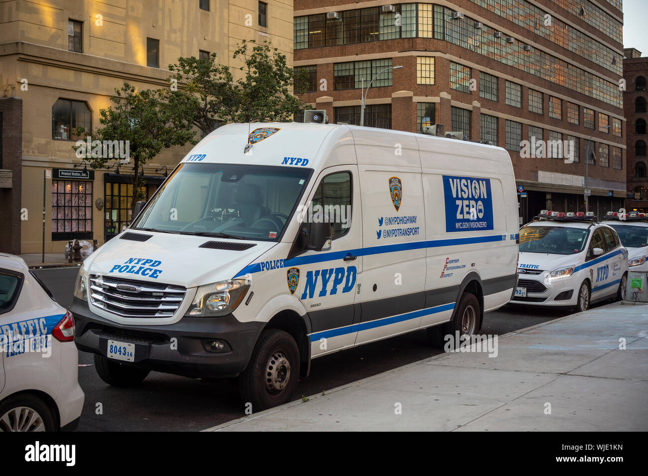 Eine NYPD van mit Vision Zero Werbemittel, Schilder im New Yorker Stadtteil Chelsea am Samstag, 30. August 2019. (© Richard B. Levine) Stockfoto