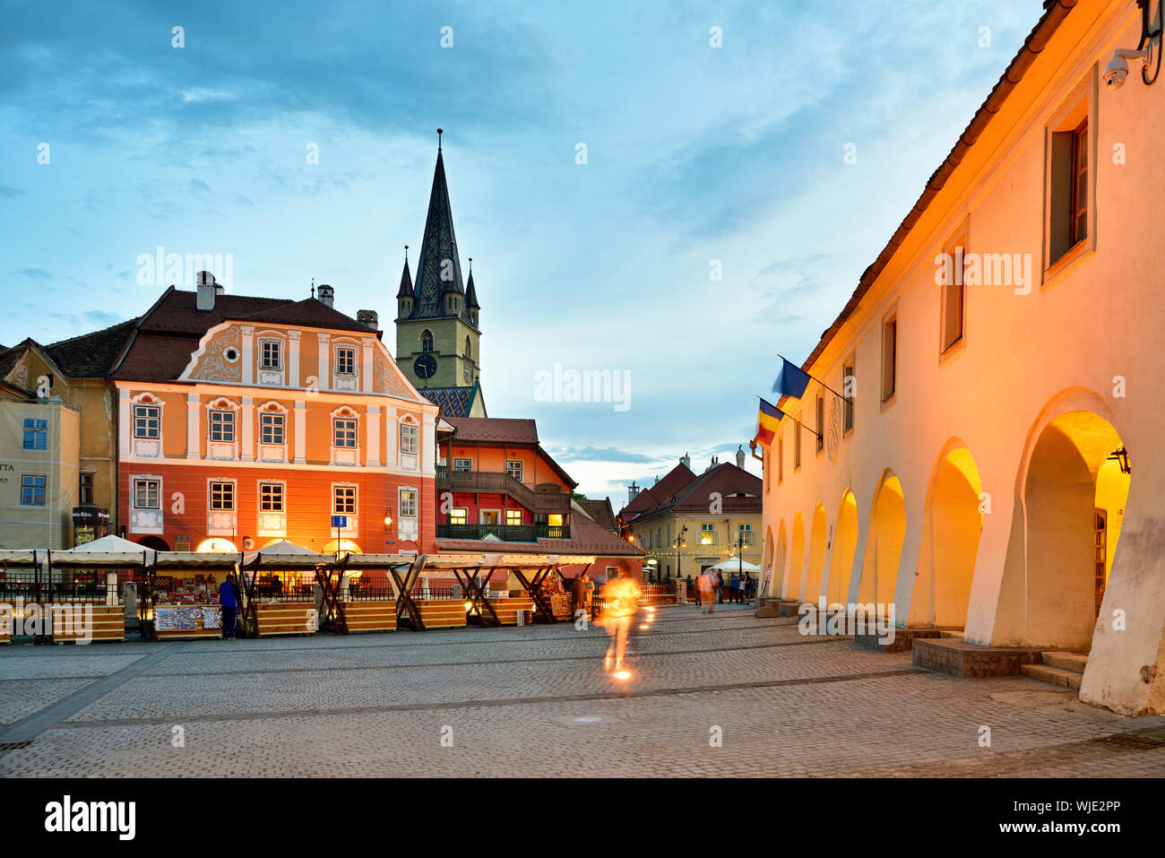 Piata Mica und der lutherischen Kathedrale der Heiligen Maria in der Abenddämmerung. Sibiu, Siebenbürgen. Rumänien Stockfoto