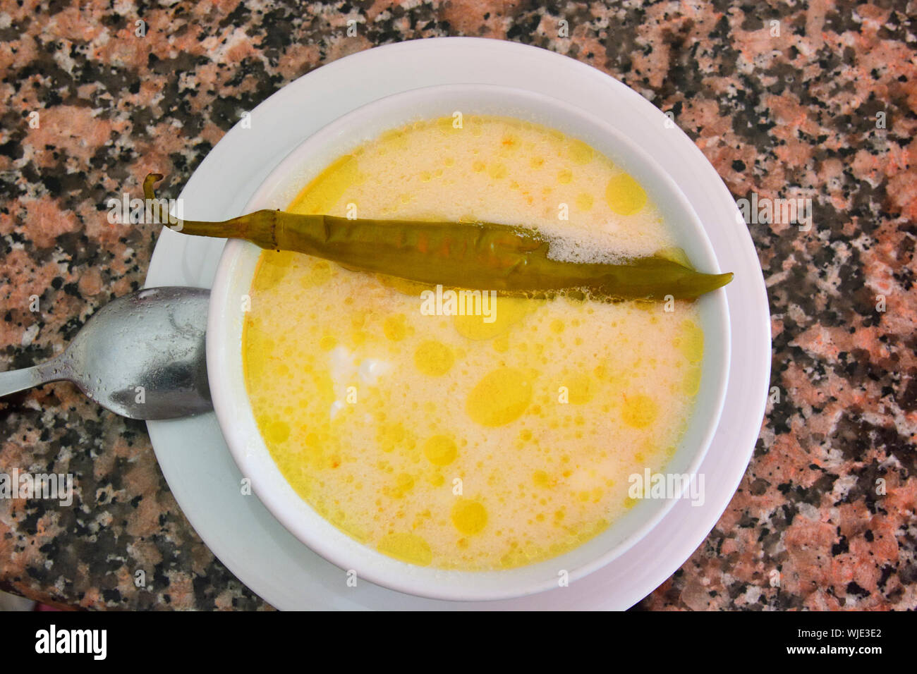 Rumänische Kutteln Suppe (Ciorba de Burta), eine Delikatesse. Sibiu, Siebenbürgen. Rumänien Stockfoto