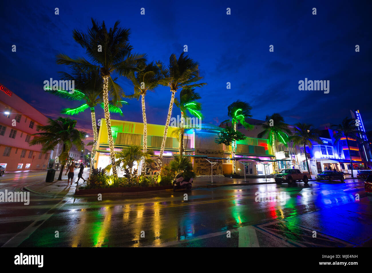 MIAMI - September 02, 2019: Die bunten Lichter der Vereine spiegeln am Ocean Drive, entleert von Labour Day Wochenende Massen als Hurrikan Dorian Ansätze. Stockfoto