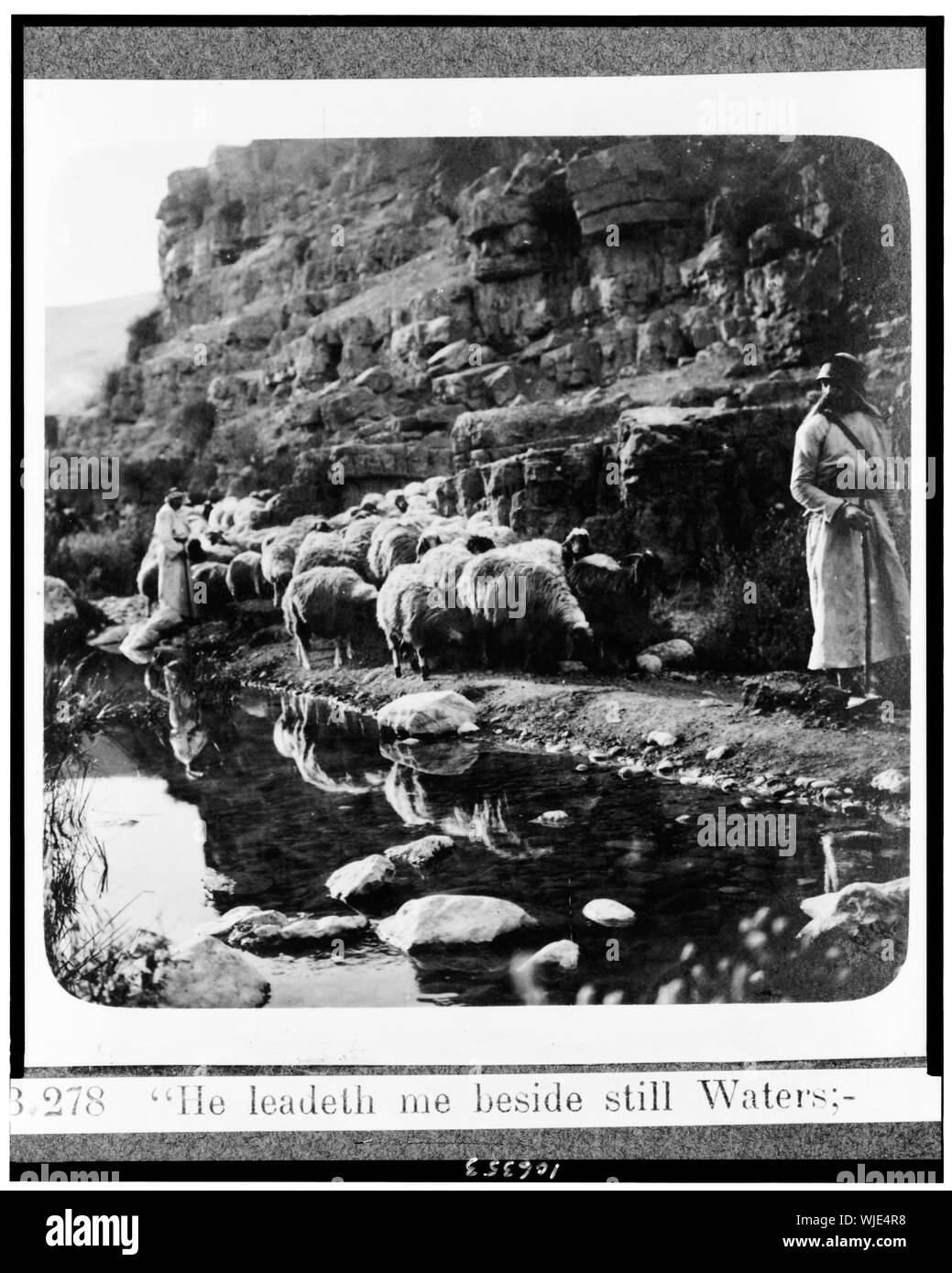 Er führt mich zum Ruheplatz am Wasser Stockfoto