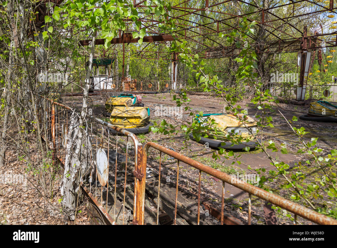 Alte kaputte rostiges Metall Elektroautos der radioaktiven verlassener Kinder, Park der Kultur und Erholung in der Stadt Pripyat, die Tschernobyl disas Stockfoto