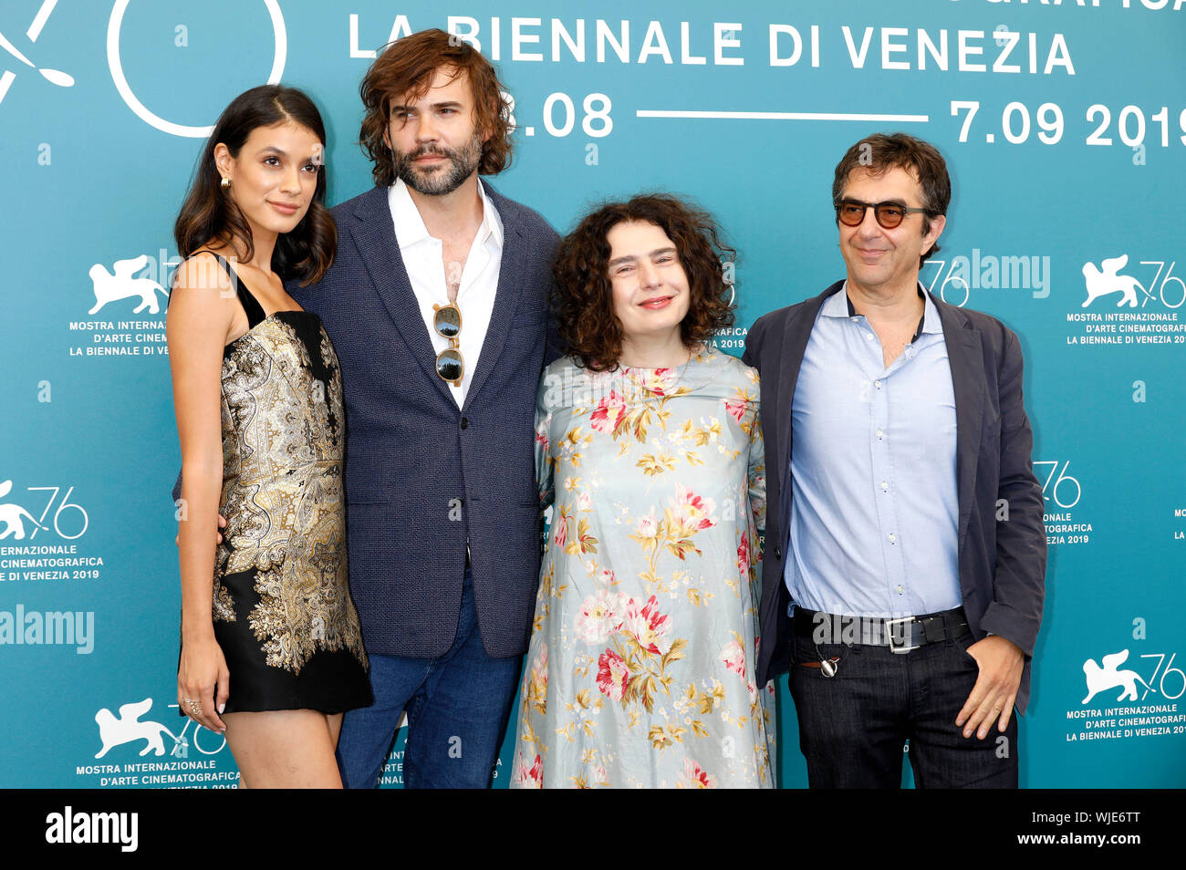 Venedig Italien 03 Sep 2019 Laysla De Oliveira Rossif Sutherland Simone Urdl Und Atom Egoyan Die Teilnahme An Der Ehrengast Fotoshooting Wahrend Der 76th Venedig Film Im Palazzo Del Casino Am 3