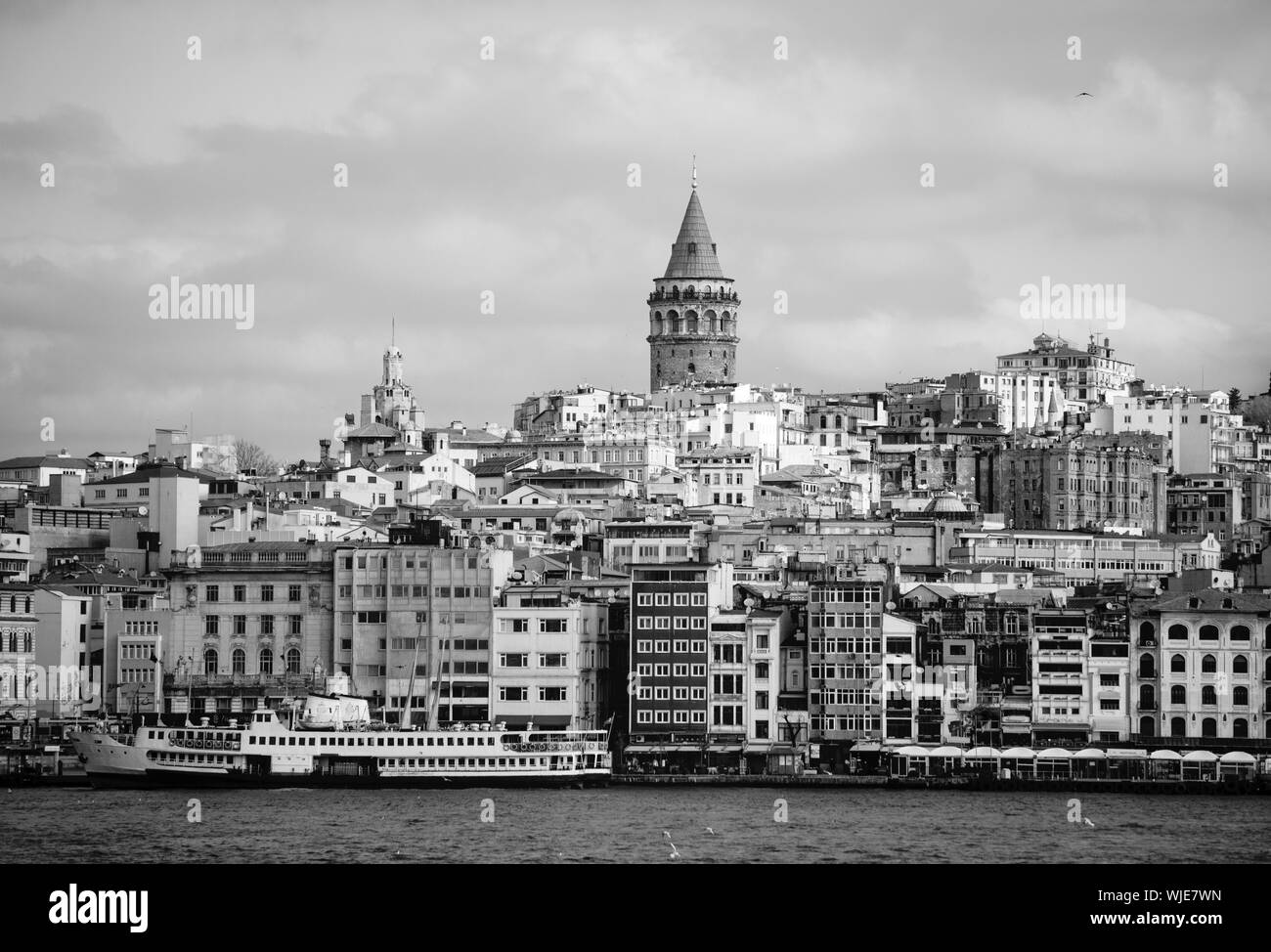 Schwarze und weiße Aussicht auf Istanbul und der Galata Turm Stockfoto