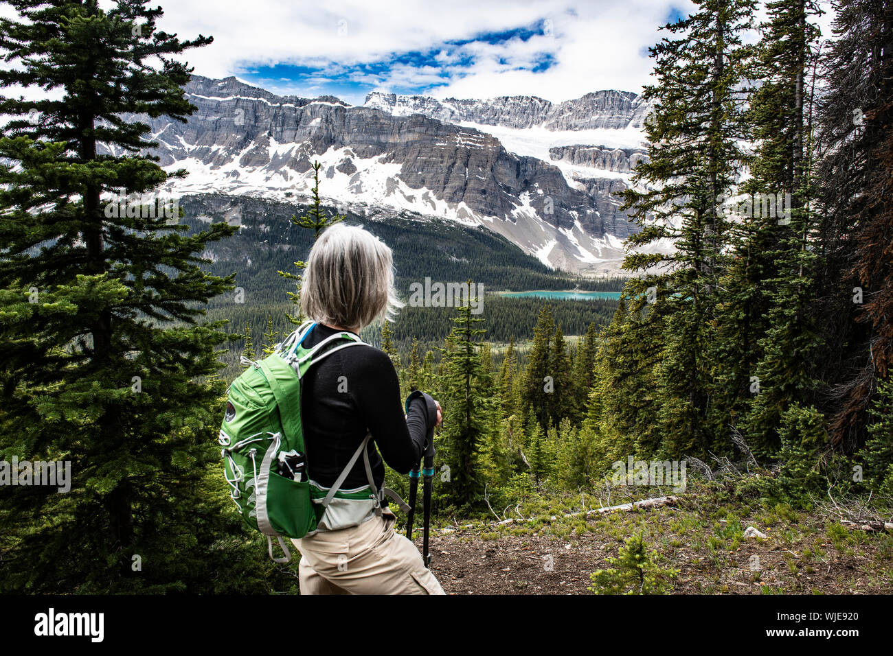 Frau wandern auf einem Trail und die herrliche Aussicht der Kanadischen Rockies Stockfoto