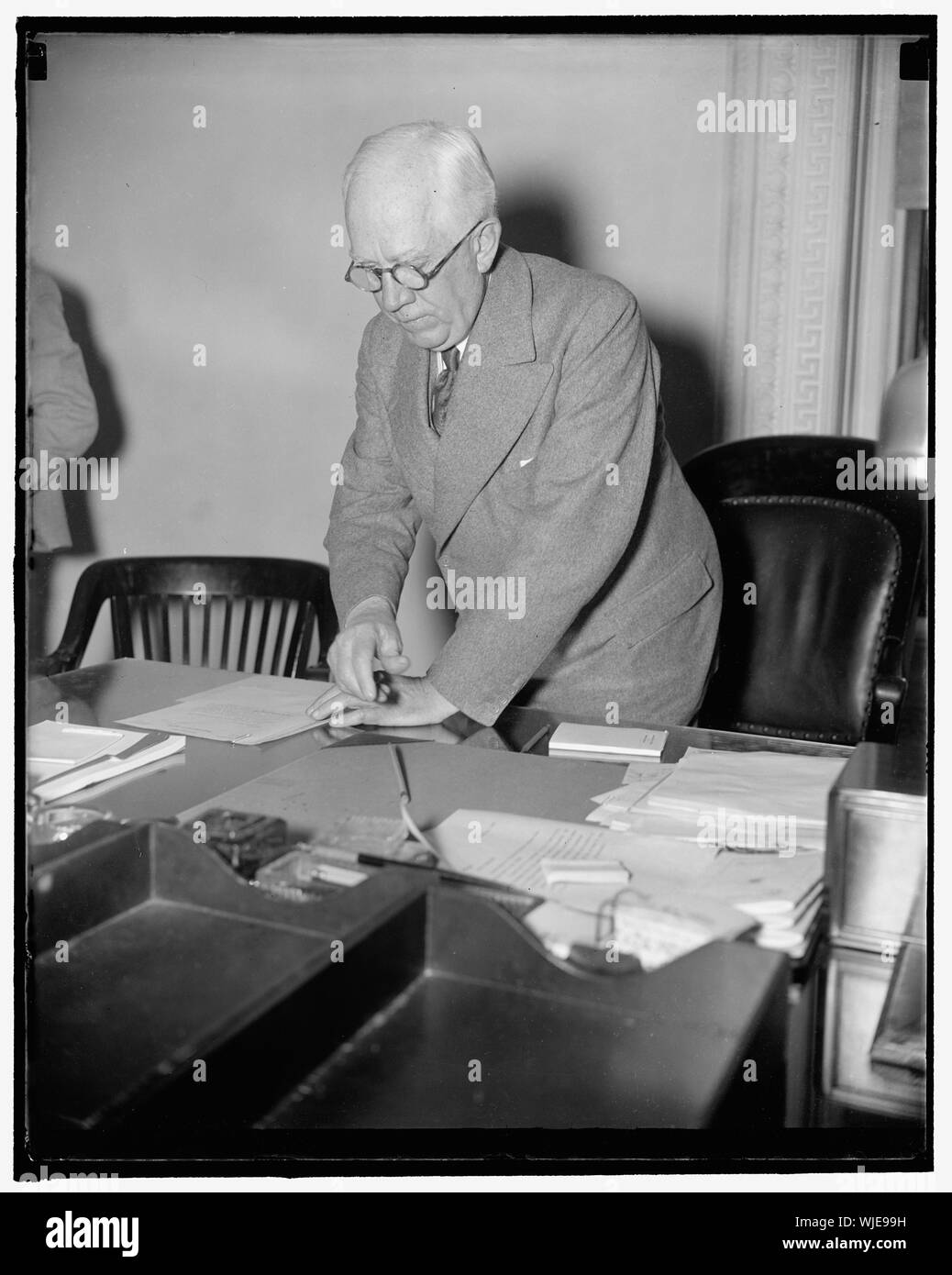 Leiter der US-Delegation zu neun-power-vertrag Konferenz. Washington, D.C., Okt. 18. Norman Davis, Chief amerikanischer Delegierter auf der Konferenz der Unterzeichner des Vertrags Nine-Power in Brüssel, Riß an der Staatlichen Abteilung heute, wo er mit den anderen Mitgliedern der amerikanischen Delegation traf. 10/18/37 Stockfoto