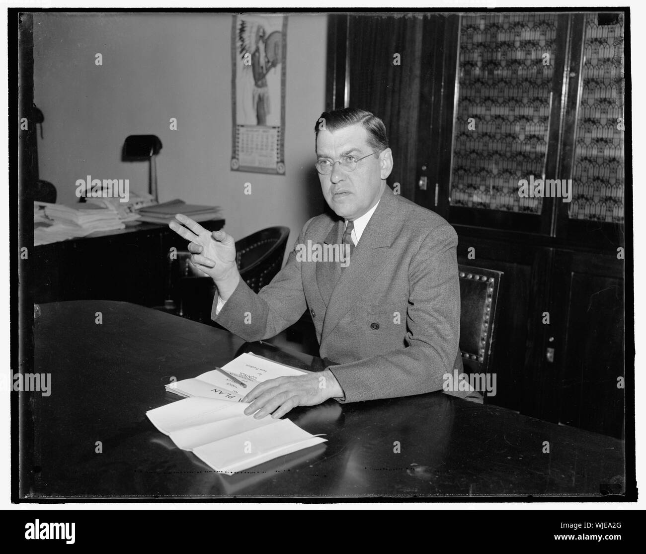 Leiter des Kongresses Block zu Butter, Käse und Ei Hersteller helfen. Washington, D.C., 8. Milch und Milcherzeugnisse Staatliche Gesetzgeber eröffnete ein Drive heute zu zwingen, das Haus der Landwirtschaft Ausschuss in der neuen Farm Bill ein Nutzen für die Nation Butter, Käse und Milch. Durch Repräsentanten August H. Anderson, R. von Minn. ein Block der Kongressabgeordnete vorangegangen Plan mit Vertretern der Nationalen Genossenschaft Milcherzeuger Föderation zu treffen Details für einen vorgeschlagenen drei Punkte Programm für Milchbauern zu arbeiten. Das Programm beinhaltet: erhöhte Tarif auf Molkerei Einfuhren als auch pflanzliche Öle Stockfoto