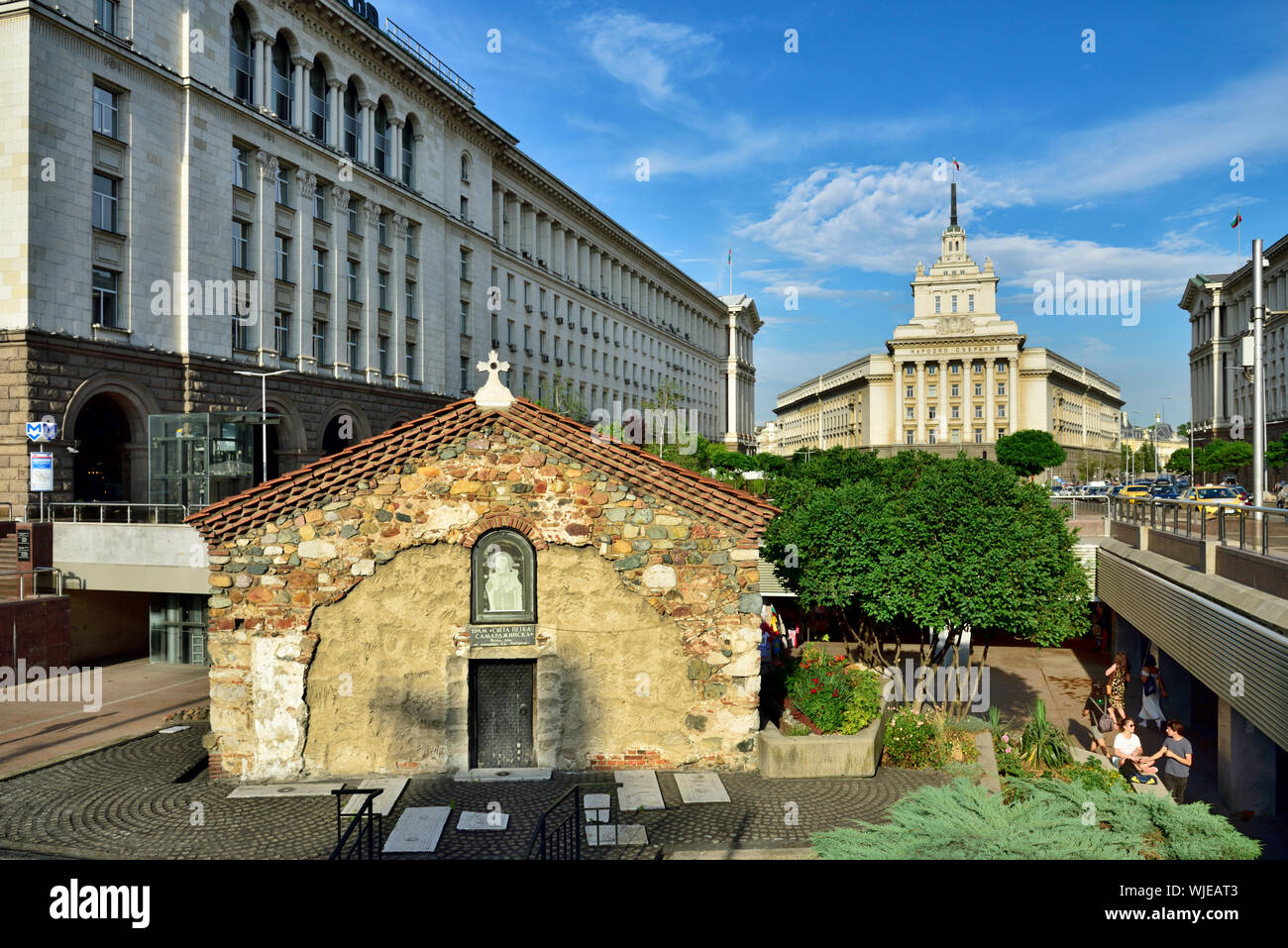 Die Kirche des Hl. Petka der Sattler, und auf dem Hintergrund der Gebäude der ehemaligen Kommunistischen Partei. Sofia, Bulgarien Stockfoto