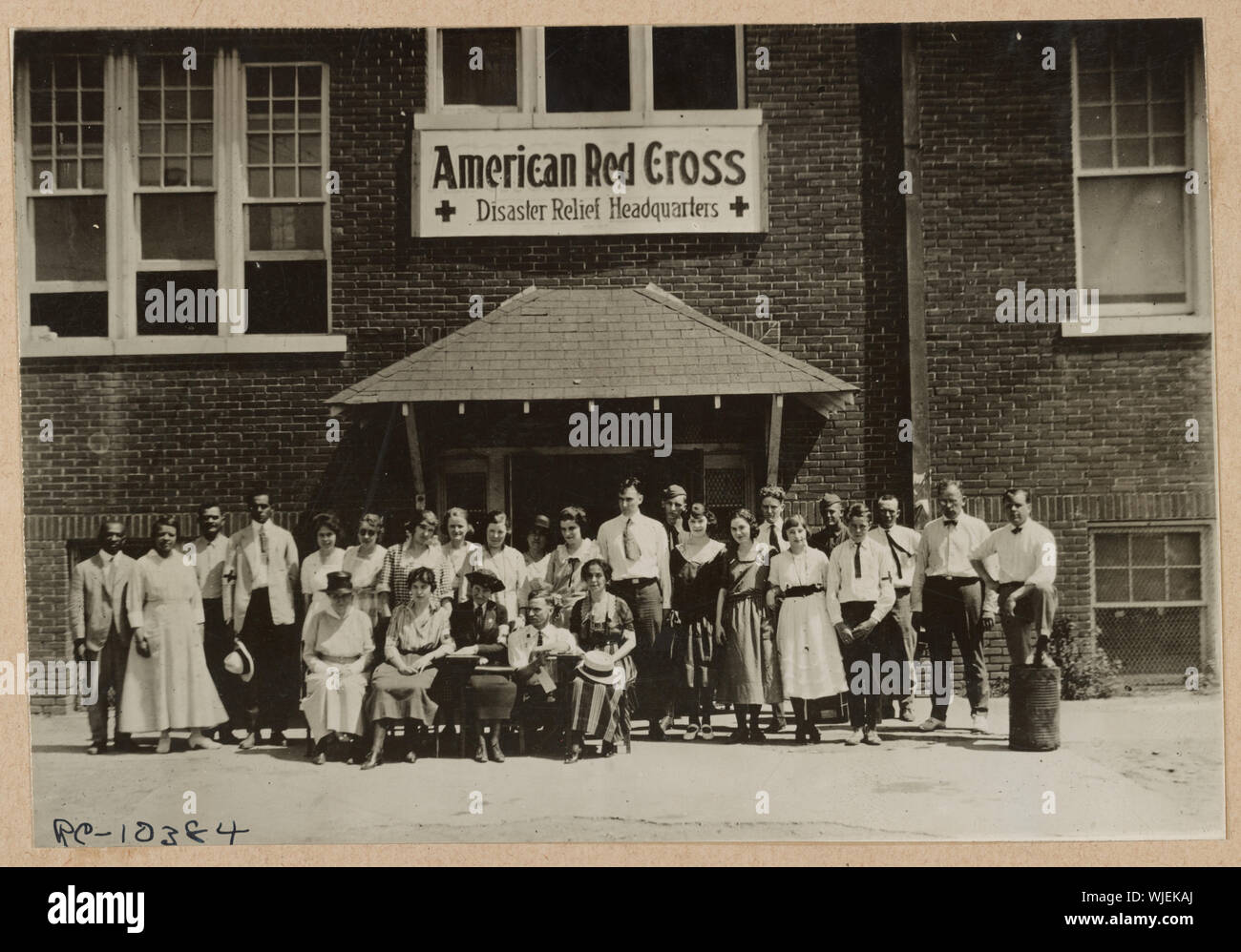 Die Bediensteten der Zentrale, amerikanisches rotes Kreuz Katastrophenhilfe Hdqs., Tulsa, Okla., nach dem Rennen Aufstand vom Juni 1921 Stockfoto