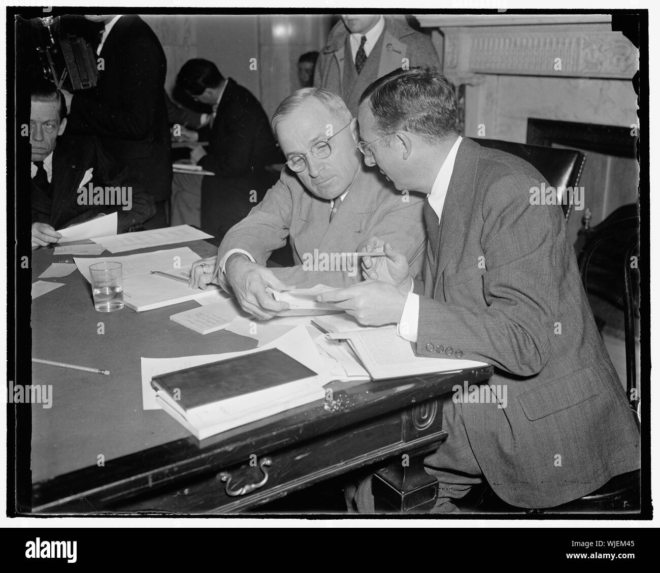 Kopf in Unordnung als Senatskommission nimmt Eisenbahn Finanzierung Anhörung. Washington, D.C., Okt. 20. Senator Harry S. Truman von Missouri, (links), Vorsitzender, und Max Lowenthal, Rat und Hauptforscher, gehen Sie in einer Unordnung, wie der Senat Untersuchungsausschuss railroad Finanzierung seiner offenen Anhörungen heute fortgesetzt werden. Senator Truman ist der Vorsitzende während der Abwesenheit von Senator Burton K. Wheeler, die noch nicht in die Hauptstadt zurück. 10/20/37 Stockfoto