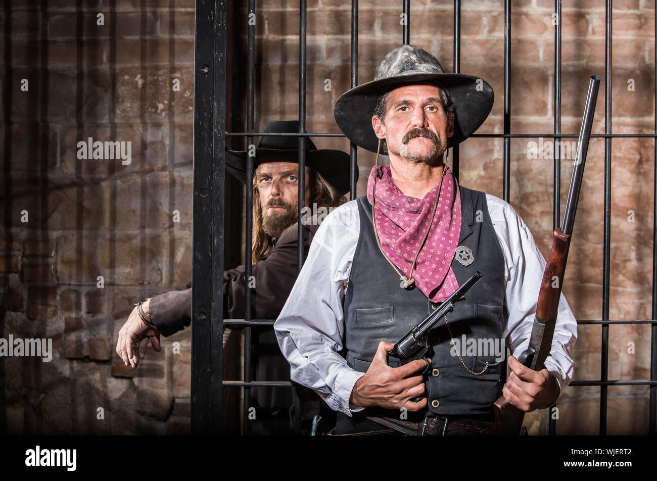 Sheriff steht Stern vor einer Gefängniszelle Stockfotografie Alamy