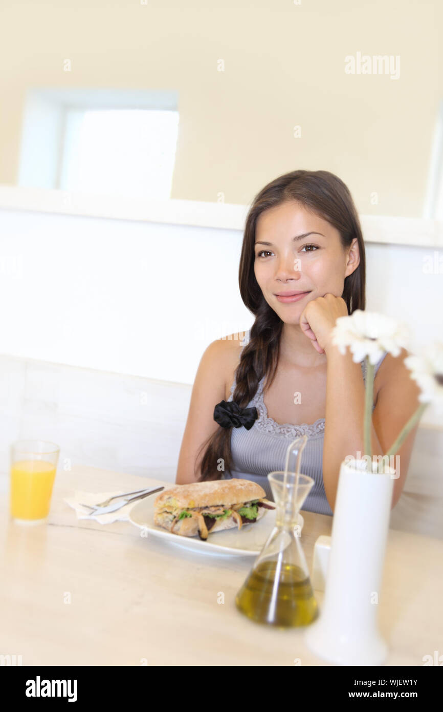 Asiatische Frau Essen im Cafe Stockfoto