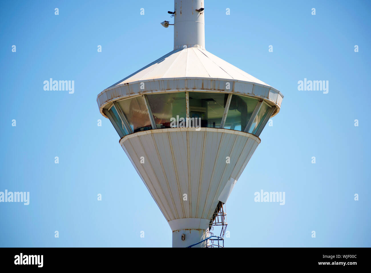 Wachsamkeit Turm Abflüge und Ankünfte am Flughafen zu kontrollieren. Port oder Harbour Tower oder Wachsamkeit gegen ein strahlend blauer Himmel in Spanien 2019. Stockfoto