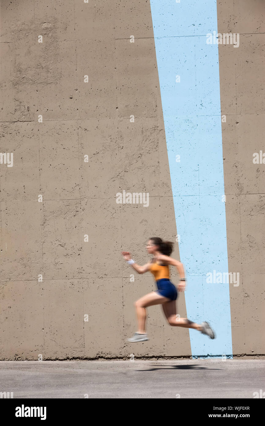 Frau sprinter übt ihre Dash über die Ziellinie. Stockfoto