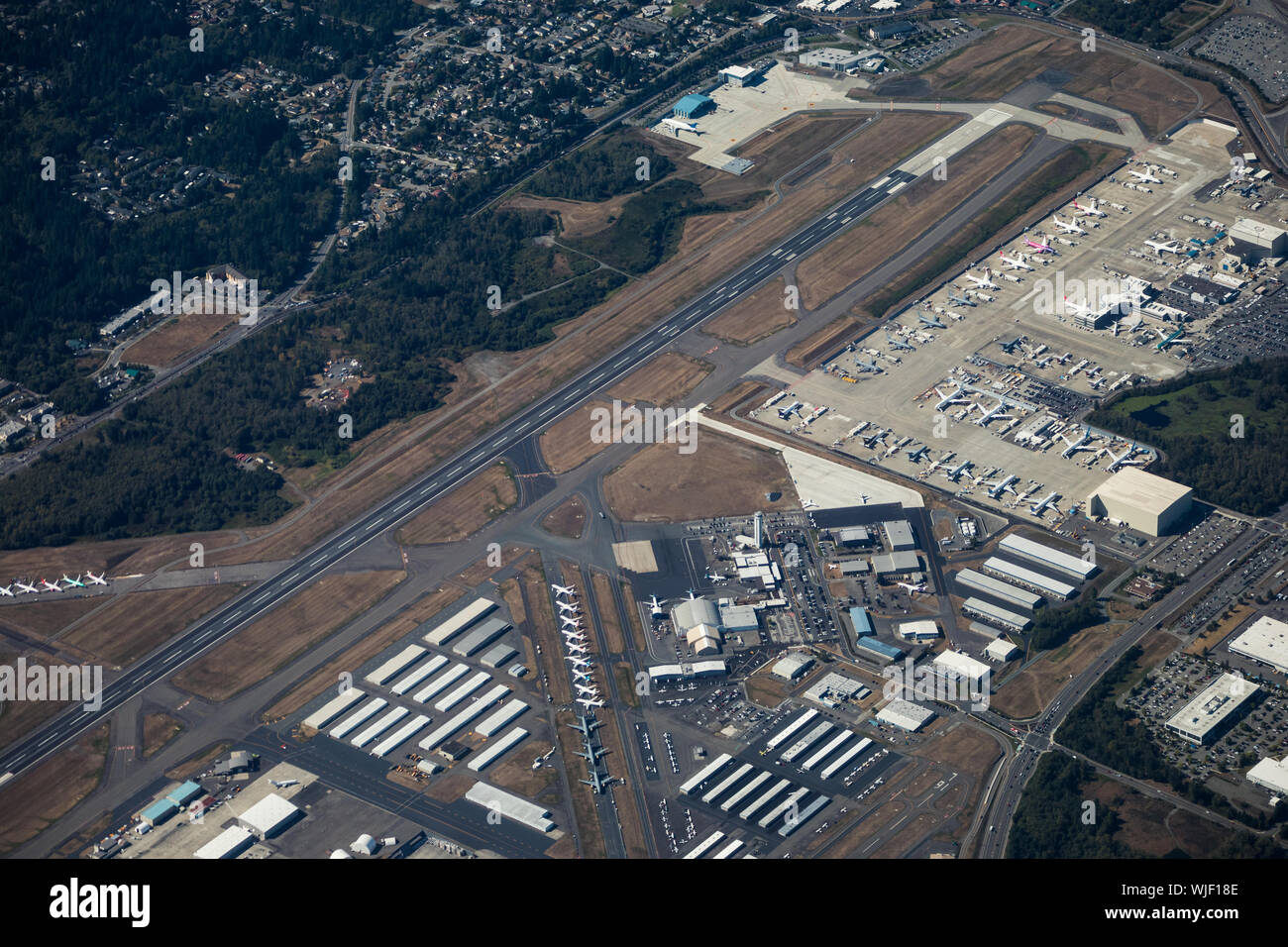 Luftaufnahme von Paine Field und die Boeing Everett, darunter eine Reihe von geparkten 737 Max. Stockfoto
