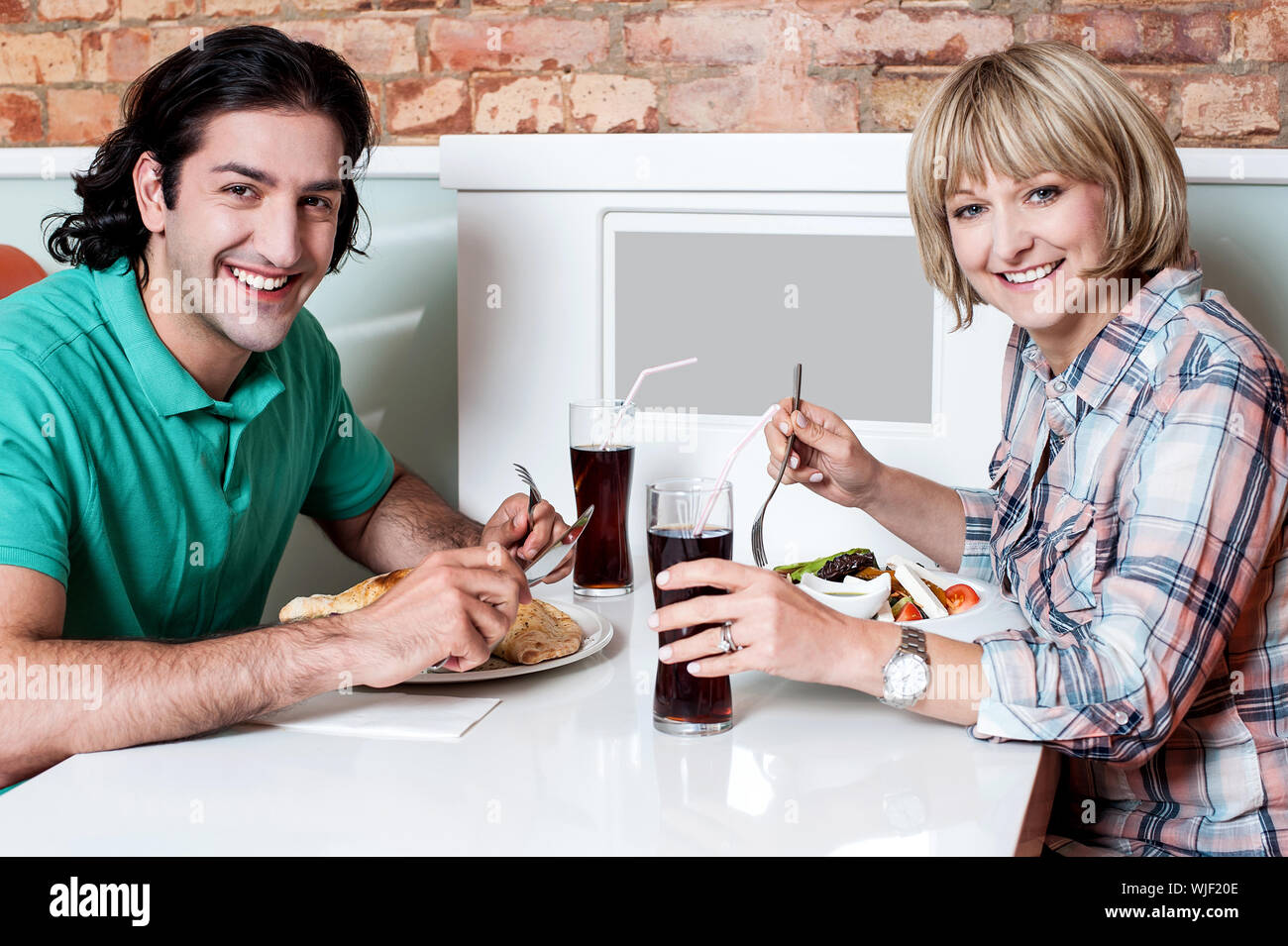 Junges Paar mit Abendessen in einem restaurant Stockfoto